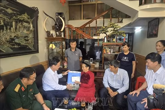 Phó Chủ tịch Quốc hội Nguyễn Khắc Định thăm, tặng quà gia đình chính sách tại Quảng Ninh