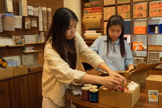 Quà tặng 20/10: Nhu cầu tăng cao, cửa hàng tất bật đóng đơn phục vụ khách