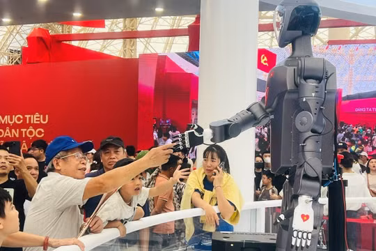 Triển lãm Thành tựu đất nước kéo dài đến 15/9, dòng người chen chân thưởng lãm thành tựu 80 năm