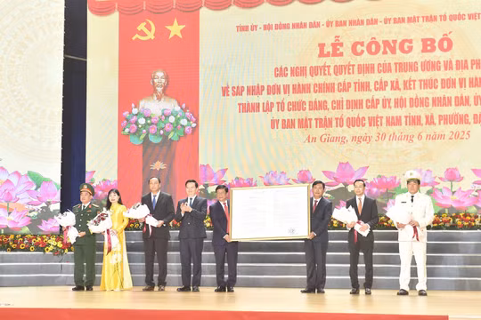 Giữ gìn hình ảnh, tác phong của người cán bộ 'từ phục vụ hành chính sang phục vụ nhân dân'