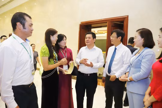 Nông dân 'khóc ròng' vì phí sàn thương mại điện tử cao, vận chuyển đắt gấp đôi giá nông sản