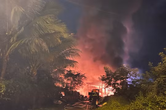 Quảng Ngãi: Kho phế liệu rộng hàng trăm mét vuông bị ngọn lửa thiêu rụi