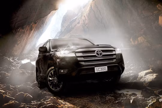 Toyota Land Cruiser 300 thêm trang bị, giá bán tăng gần 300 triệu đồng