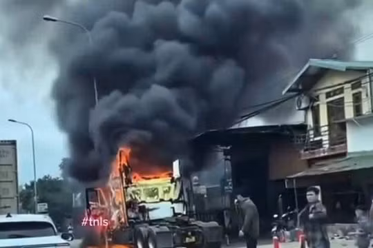 Ô tô bốc cháy dữ dội trước gara, lửa lan khiến hai xe bị thiêu rụi