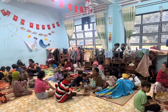 Gia Lai: Xã huy động lực lượng kịp thời sơ tán, nấu ăn cho hàng nghìn người dân chạy lũ
