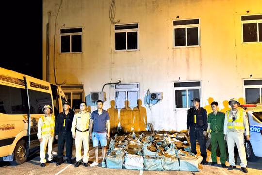 Cảnh sát giao thông phát hiện xe khách chở hàng trăm bình nghi là 'khí cười'