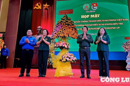 Anh hùng Lao động Thân Đức Nam 'rưng rưng' khi gặp các cựu TNXP ở Bến Tre