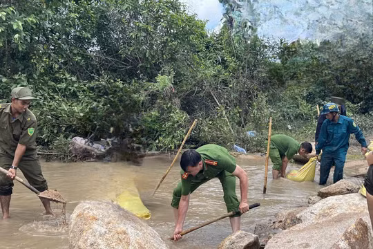 Gia Lai: Công an, chính quyền xúc cát, đá khắc phục ngầm tràn bị nước lũ “đánh” hỏng
