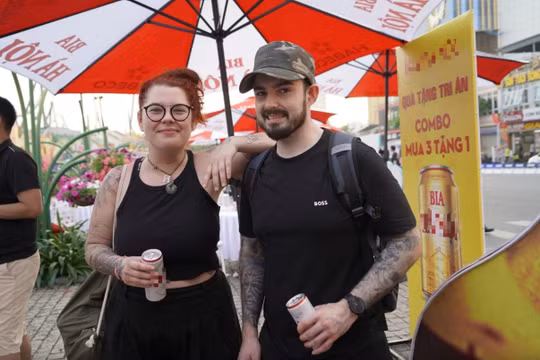 Từ bia, chả mực đến livestream bán vải: Nghĩ khác để làm khác