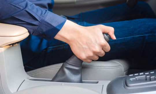 Vì sao xe mới đồng loạt bỏ phanh tay cơ khí