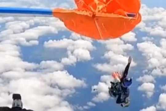 Video khoảnh khắc đáng sợ khi người nhảy dù mắc kẹt vào đuôi máy bay