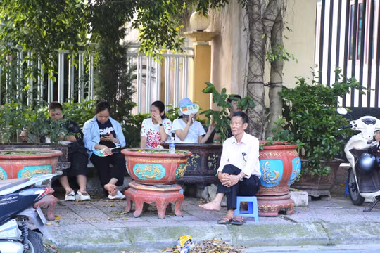Thanh Hoá: Nhiều phụ huynh hồi hộp dõi theo khi con tham dự kỳ thi tốt nghiệp THPT