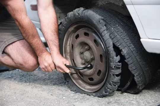 Cách xử lý khi xe bị nổ lốp giữa đường cao tốc