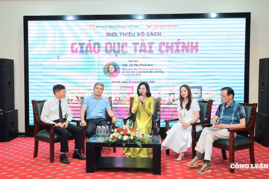 Bộ sách 'Giáo dục tài chính' thu hút nhiều bạn trẻ Thủ đô