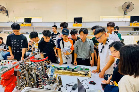 Xây dựng cơ chế, chính sách đặc thù thuê giảng viên giỏi ở nước ngoài thuộc ngành STEM về giảng dạy