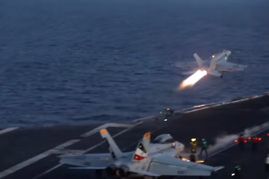 Houthi tấn công đáp trả hai tàu sân bay Mỹ sau khi bị không kích ác liệt