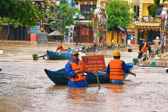 Chuẩn bị sẵn sàng lực lượng, phương tiện ứng phó khẩn cấp cho các vùng ngập sâu tại Trung Bộ