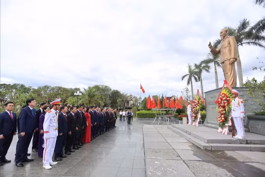 Hà Tĩnh: Dâng hương, báo công với Bác Hồ trước thềm Đại hội Đảng bộ tỉnh lần thứ XX