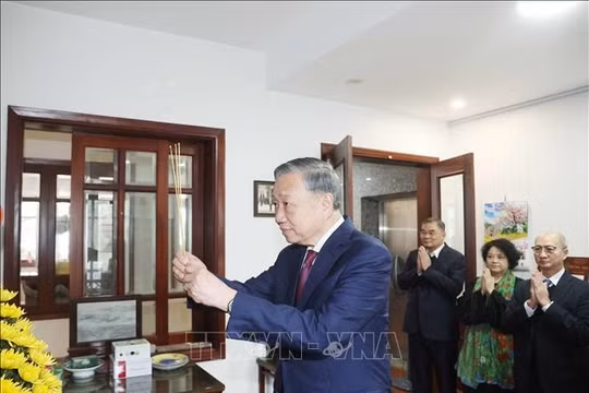 Tổng Bí thư Tô Lâm dâng hương tưởng niệm Thủ tướng Phạm Văn Đồng
