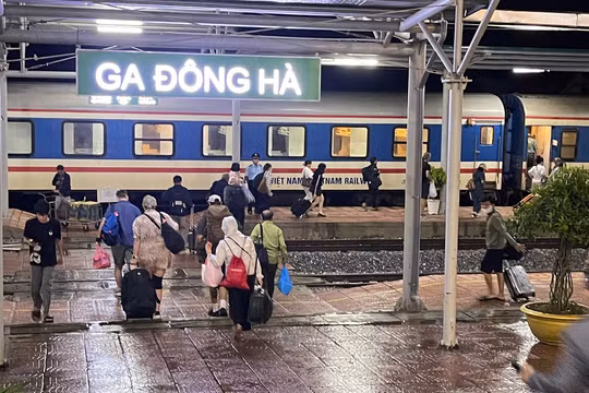Tiếp tục tạm dừng chạy tàu khách tuyến Bắc - Nam do mưa lũ