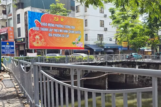 Hà Nội: Lan can bờ sông Sét được thay mới, kết thúc cảnh 'tạm bợ' bằng dây nilon