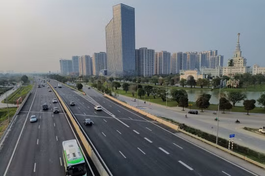 Thí điểm cấm xe tải đi vào làn sát dải phân cách trên hai cao tốc lớn