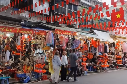 Phố Hàng Mã vào mùa Halloween