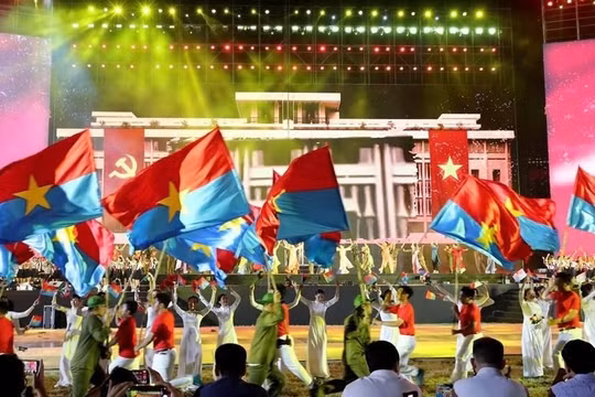 Hơn 1.000 diễn viên tham dự chương trình nghệ thuật ‘Mùa xuân thống nhất’