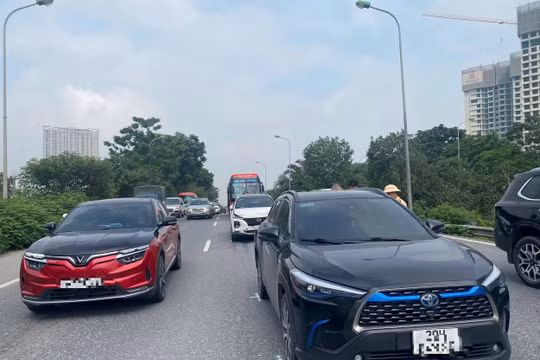 Tai nạn liên hoàn giữa 4 ô tô khiến đại lộ Thăng Long ùn ứ