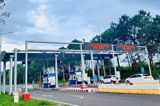 Từ ngày 15/11, thu phí không dừng ô tô ra vào cảng hàng không Liên Khương