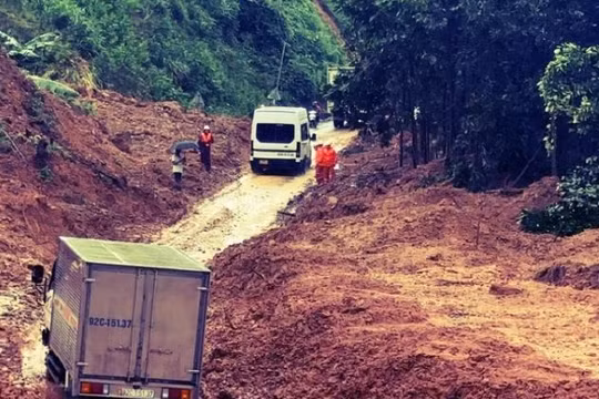 Nguy cơ sạt lở và tái ách tắc giao thông vẫn rất cao tại đèo Lò Xo