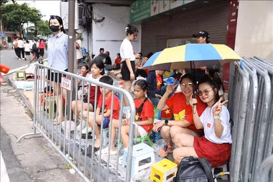 Người dân nô nức, tự hào chờ tổng duyệt diễu binh, diễu hành trước thềm Quốc khánh 2/9