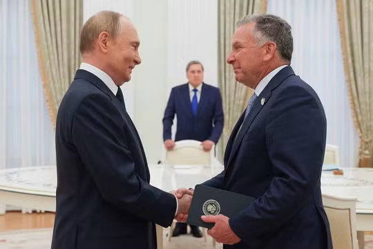 Tổng thống Putin tiếp đặc phái viên Mỹ tại Điện Kremlin