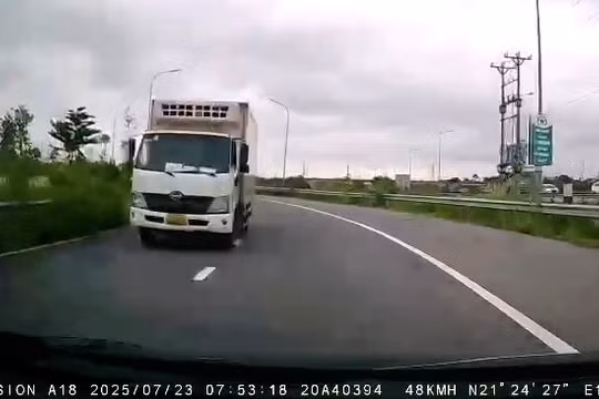 Tài xế dính phạt gần 20 triệu đồng vì lái xe ngược chiều ở khu công nghiệp Yên Bình