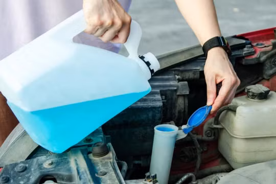 Tự pha nước rửa kính ô tô: dễ làm và nên thử