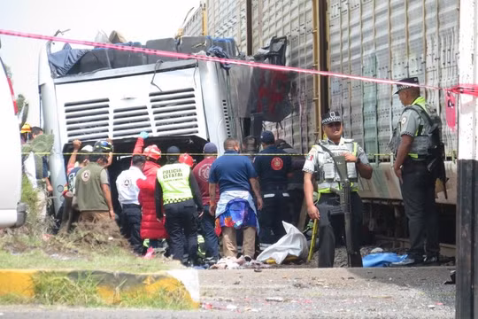 Video vụ tàu hỏa đâm xe buýt hai tầng khiến hàng chục người thương vong ở Mexico