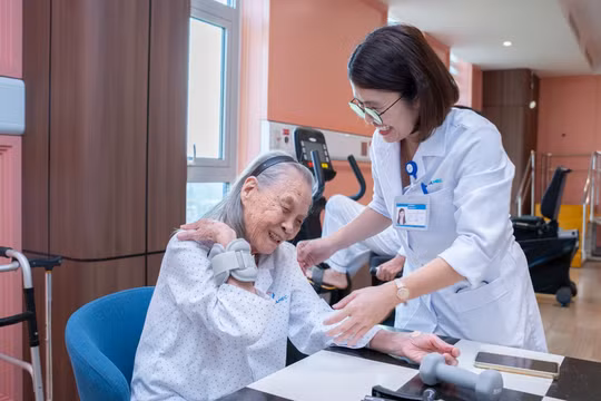 Thứ trưởng Trần Văn Thuấn: 'Mục tiêu 10 năm tới – miễn viện phí, thẻ BHYT đến tay 100% người dân'