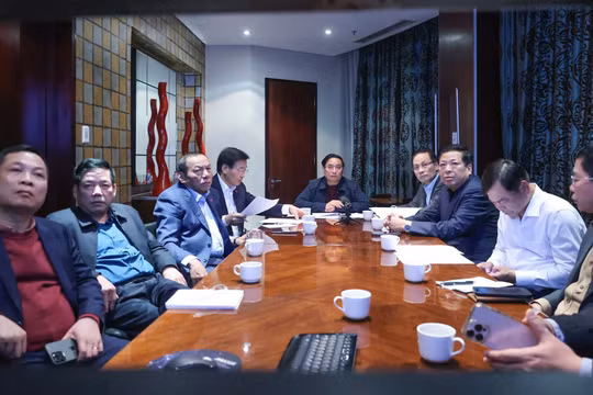 Thủ tướng chủ trì cuộc họp trực tuyến từ Nam Phi về ứng phó, khắc phục hậu quả mưa lũ
