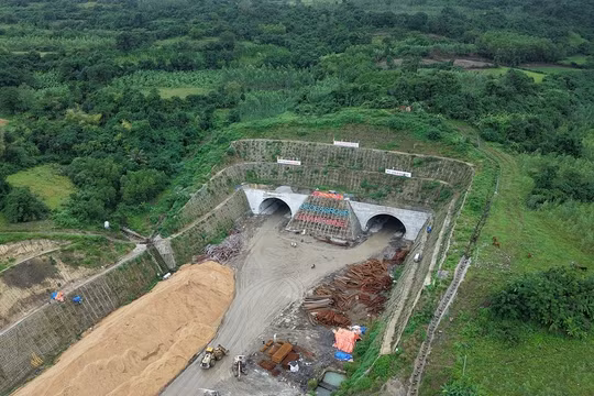 Đào thông 2 ống hầm Tuy An trên cao tốc Chí Thạnh - Vân Phong