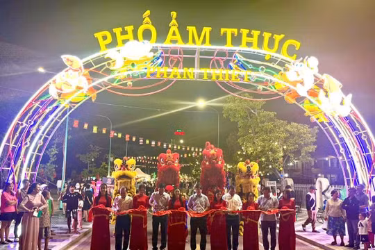 Phố ẩm thực đêm đầu tiên tại Phan Thiết chính thức khai trương