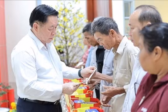 Trưởng ban Tuyên giáo Trung ương Nguyễn Trọng Nghĩa thăm và trao quà Tết tại Long An