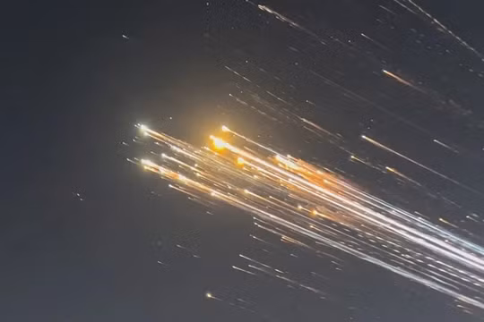 Loạt video kinh hoàng khi tàu vũ trụ SpaceX nổ tung và tạo 'mưa sao băng' rơi xuống từ bầu trời