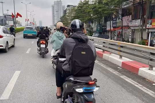 Phạt 900.000 đồng nam thanh niên vừa lái xe vừa lướt điện thoại trên cầu vượt Thái Hà