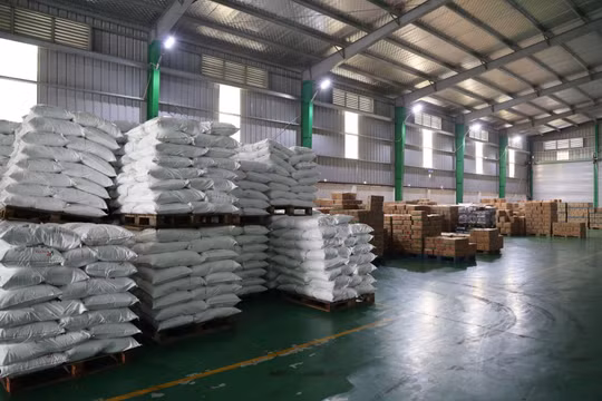 Đột kích kho hàng của Công ty Famimoto Việt Nam, phát hiện 71 nghìn lít dầu ăn và hàng chục tấn mì chính, hạt nêm giả