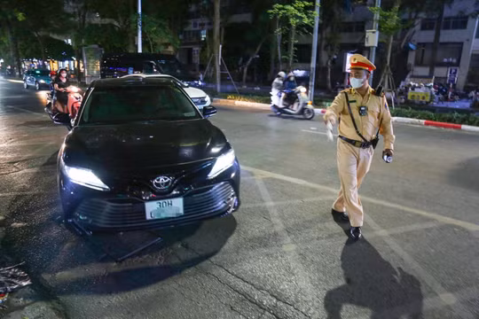 Tài xế Mercedes say xỉn bị Cảnh sát giao thông Hà Nội xử phạt 35 triệu đồng