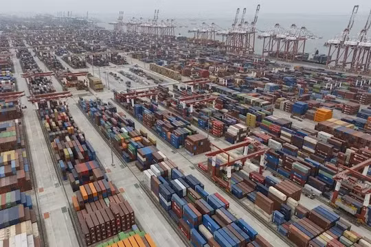 Sự sụt giảm mạnh của container từ Trung Quốc: Dấu hiệu đáng lo ngại cho chuỗi cung ứng