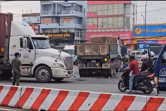 Xe máy va chạm với xe ben ở giao lộ, 1 người tử vong