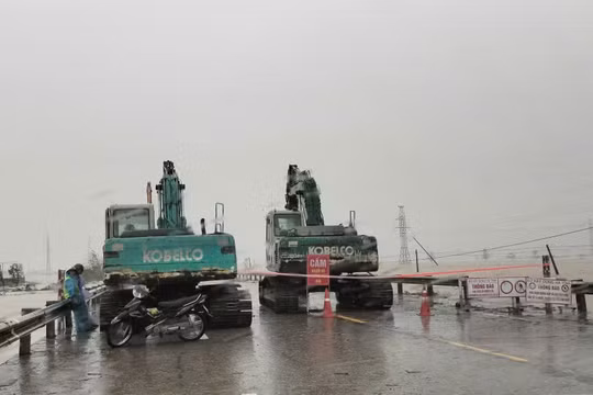 Phân luồng từ xa, bảo đảm an toàn giao thông khi bão số 12 đổ bộ