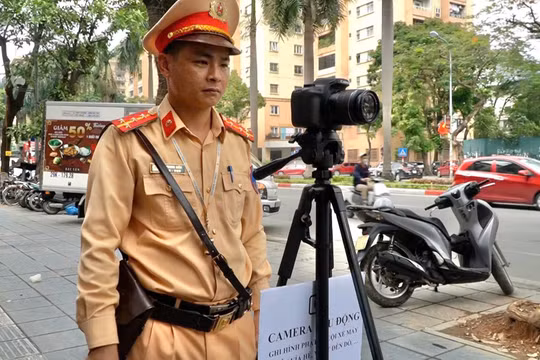 CSGT Hà Nội sử dụng camera lưu động phạt nguội loạt xe máy vi phạm