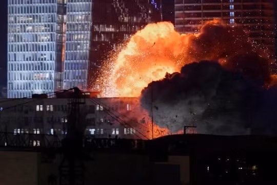 Loạt tên lửa mới của Iran trút xuống Tel Aviv và Haifa, xung đột leo thang nguy hiểm